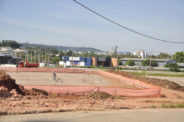 Construção na entrada do Loteamento Novo Horizonte iniciou há cerca de três semanas 