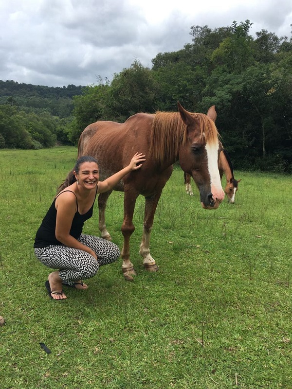 Ana Paula Knak com um dos cavalos resgatado pela ONG, a Geada 