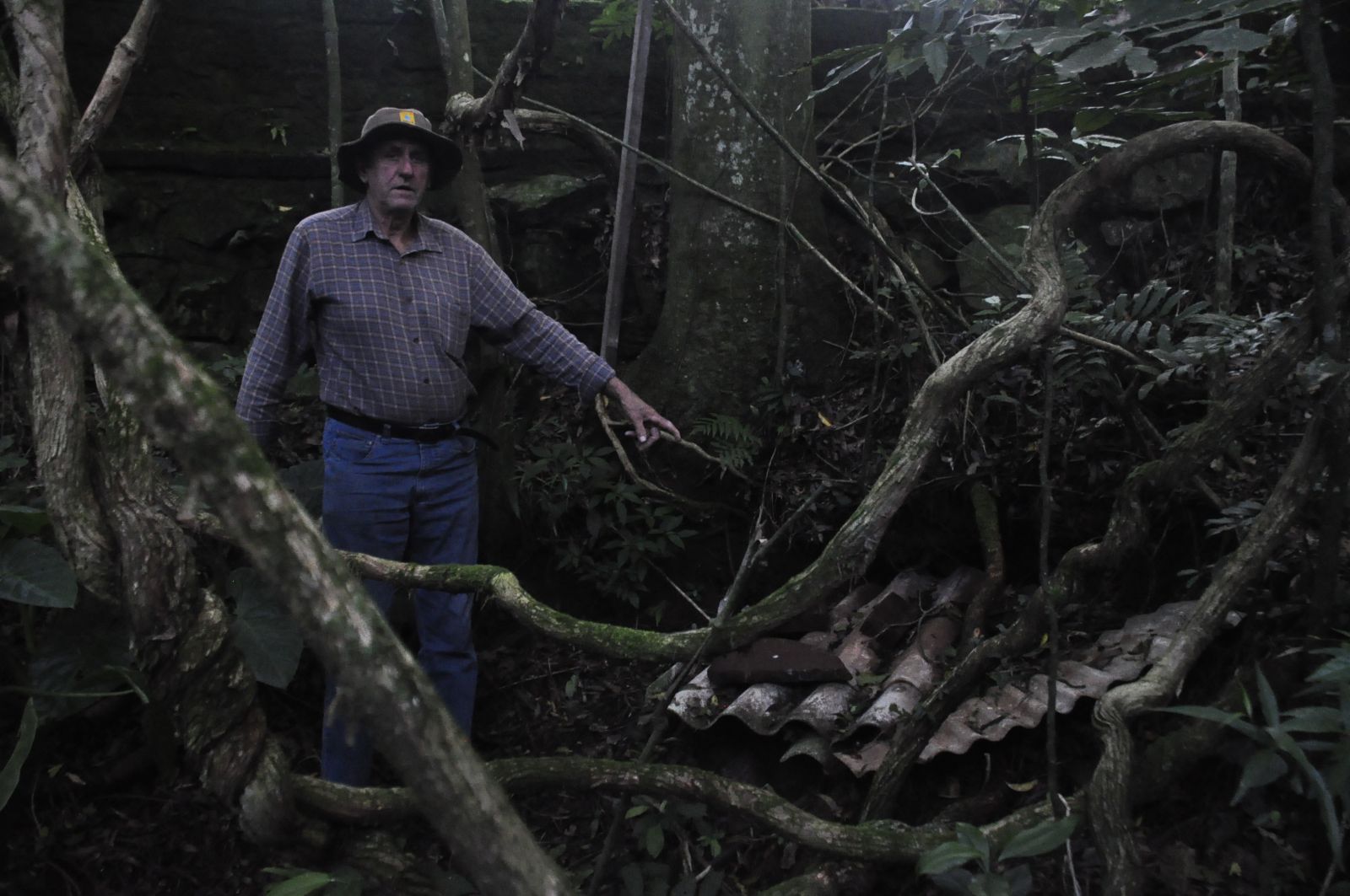 Geraldo mostra o local onde está a nascente, em meio à mata nativa