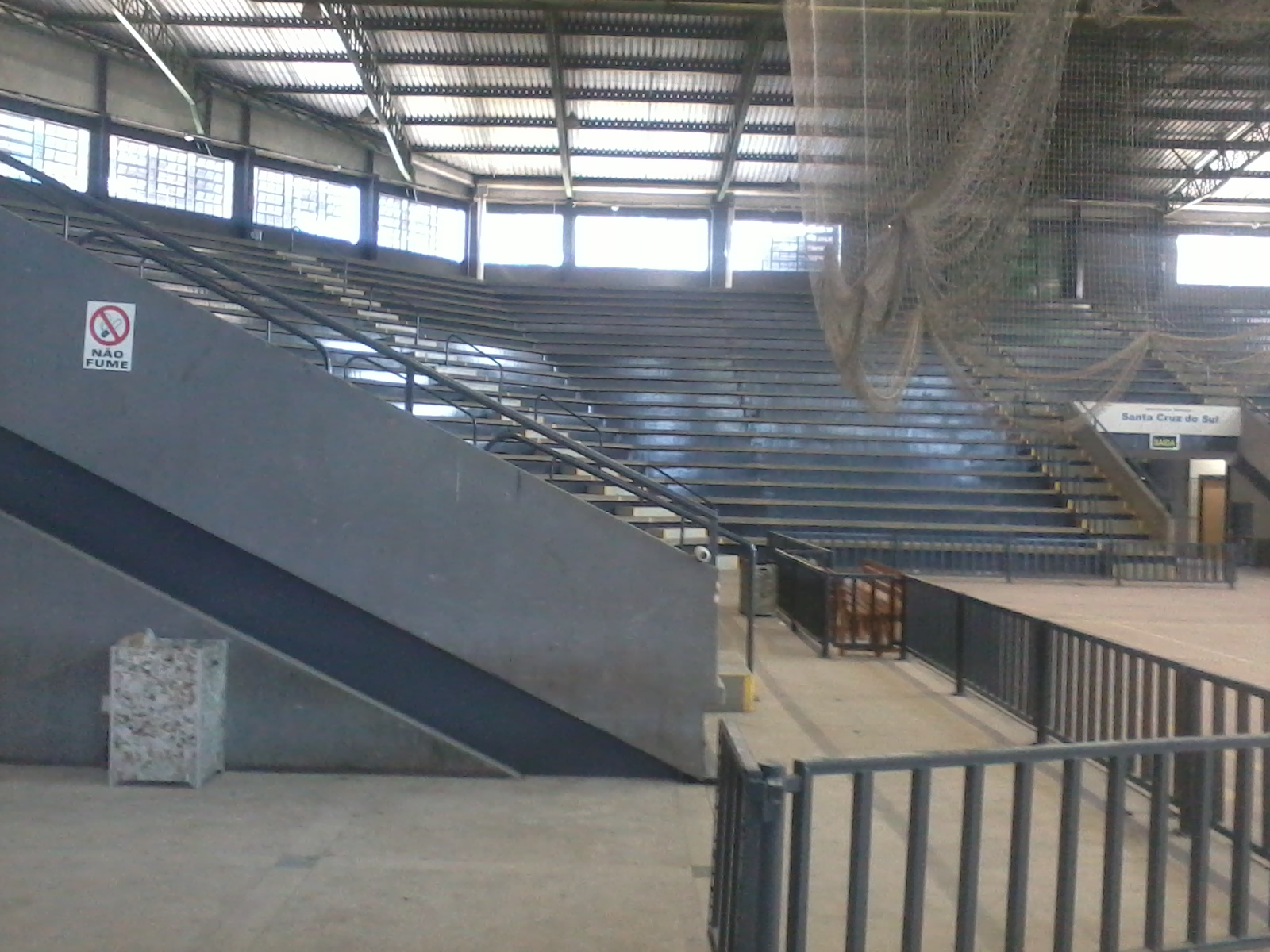 Pintura das arquibancadas está em fase final