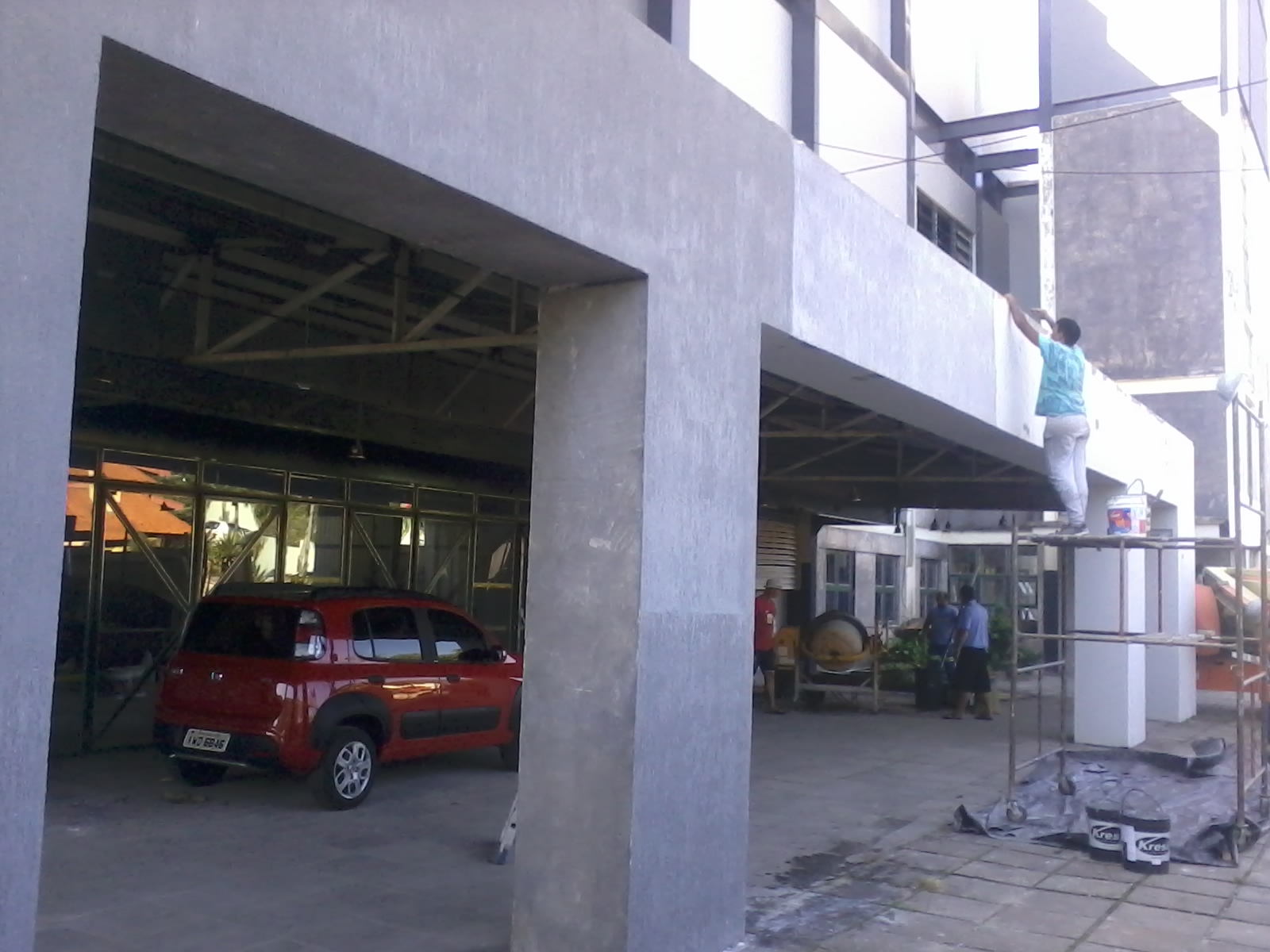 No lado externo pintura e texturização das paredes esta acontecendo