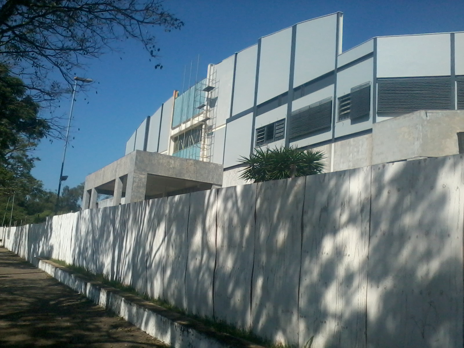 Tapumes sinalizam as obras no ginásio