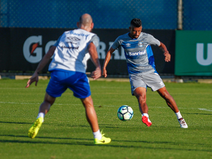 Léo Moura deve ocupar a lateral-direita do Grêmio contra o Atlético/PR