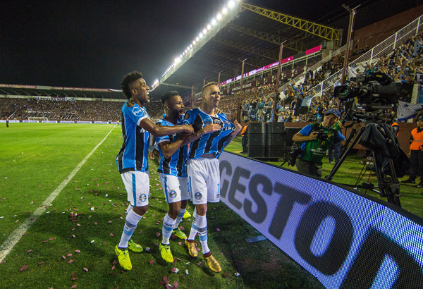 Luan fez um golaço na final contra o Lanús e vibrou com a camisa do Grêmio