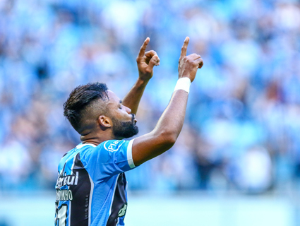 Fernandinho marcou dois gols na goleada do Grêmio