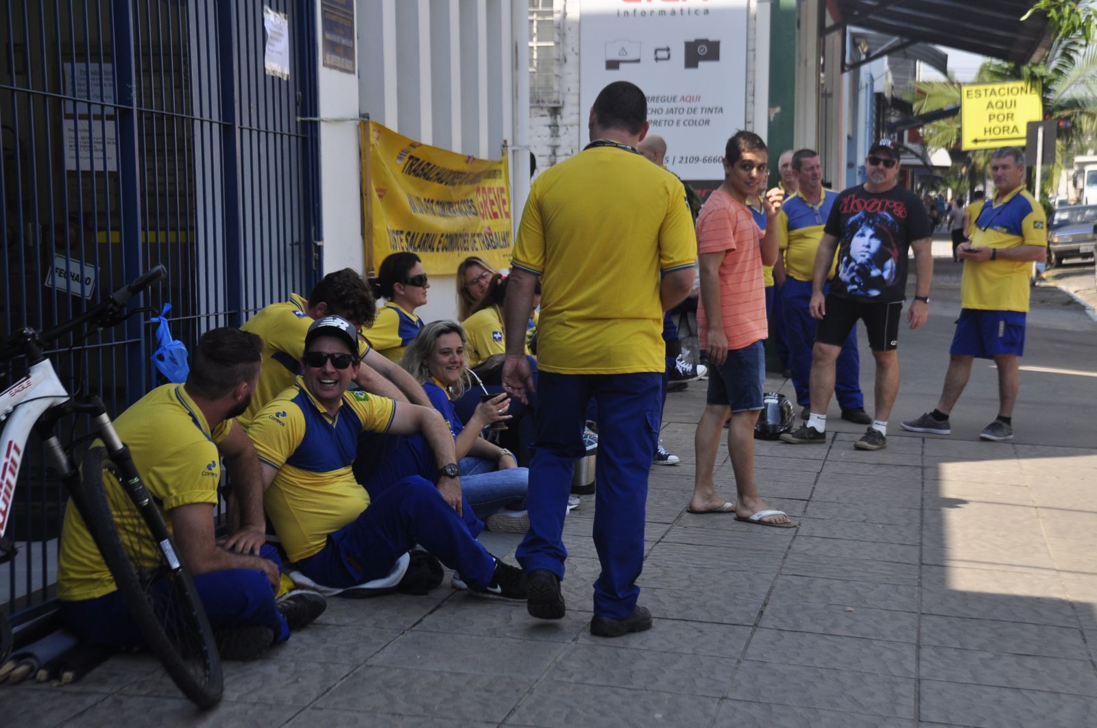Servidores protestaram em frente à unidade da Rua Ernesto Alves