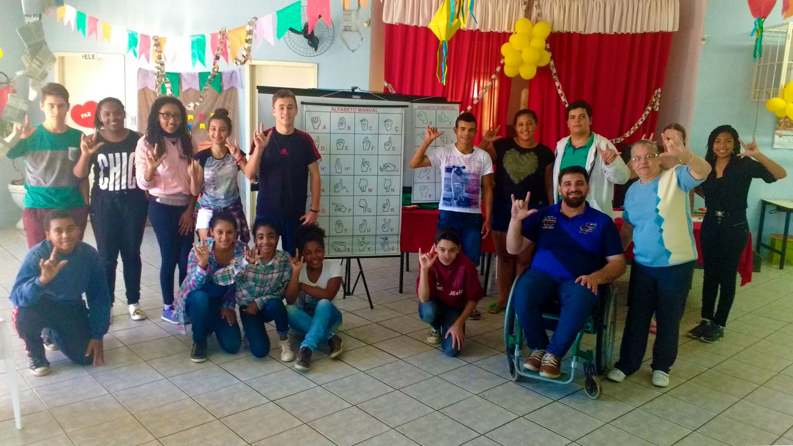 Ânela (3ª da esq. p/ à dir. em pé) vem realizando trabalhos junto ao grupo ProJovem, no Cras Novo Cabrais