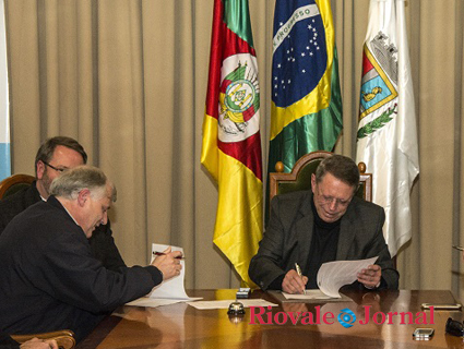 Prefeito Telmo Kirst e Flávio Bender, da Assemp, assinam parceria