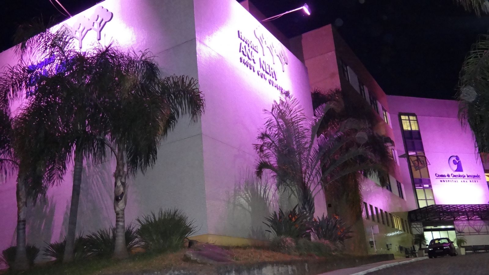 Fachada já está iluminada com a cor rosa