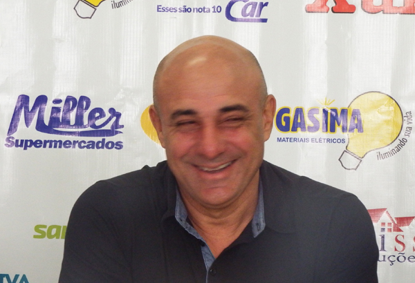 Técnico Hélio Vieira, recontratado pelo Galo