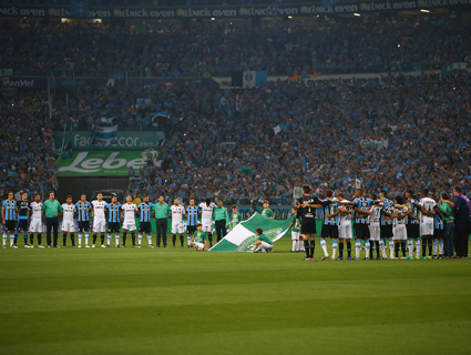 Jogadores e representantes da imprensa homenagearam, antes do jogo, as vítimas do desastre aéreo da Chapecoense