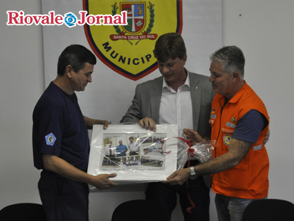 Tenente Barbosa (dir.) recebeu homenagem pelos quatro anos a frente da Defesa Civil