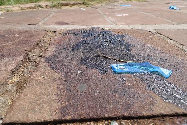 Marcas de sangue mostram o local onde jovem Rodrigo foi assassinado a tiros na Avenida do Imigrante, no centro de Santa Cruz do Sul