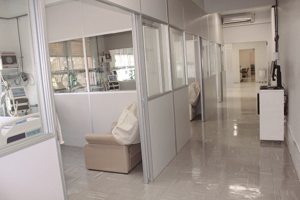 Jovem permanece internado na Unidade de Tratamento Intensivo (UTI) em isolamento