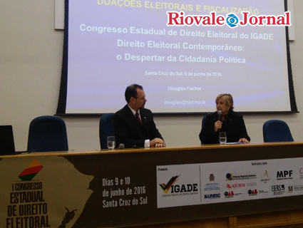 Douglas Fischer e Elaine Macedo durante a palestra de abertura