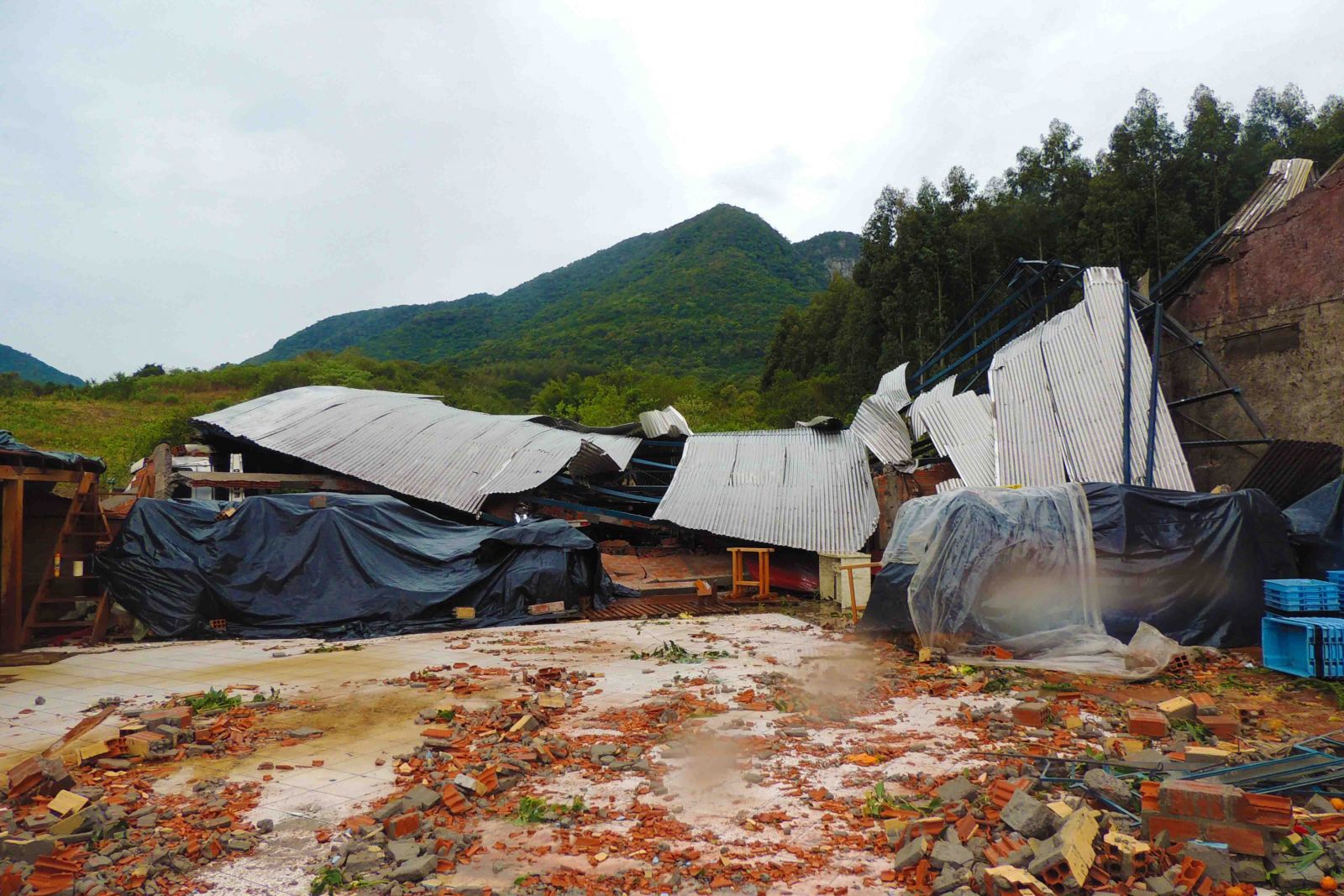 Pavilhão de Ildo Cerentini ficou completamente destruído com as rajadas