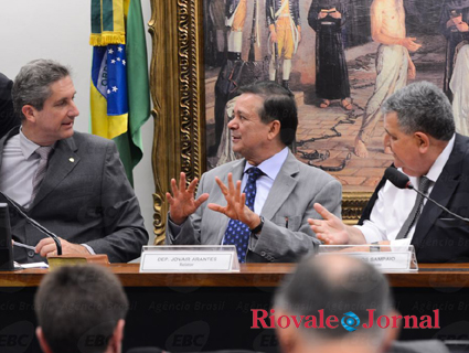 Jovair Arantes (centro) far‡ a leitura do parecer