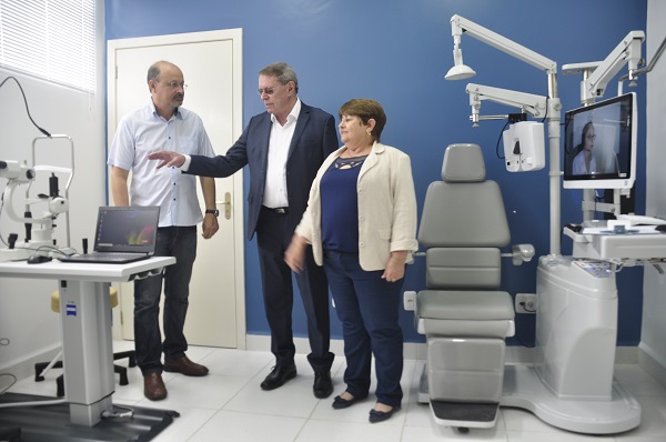  O presidente da Câmara de Vereadores, Bruno Faller, o prefeito Telmo Kirst e a secretária de Saúde, Renice Vaccari na inauguração do sistema