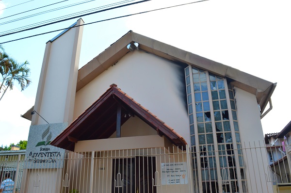 Os vidros das janelas da igreja e o forro em PVC ficaram totalmente destruídos.