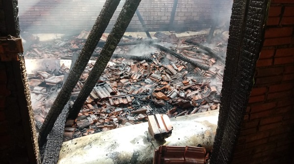 Estufa foi totalmente destruída