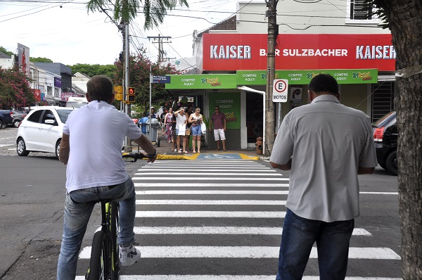 O pedestre que não cumprir as normas arcará com multa de R$ 44,19 e o ciclista R$ 130,16.