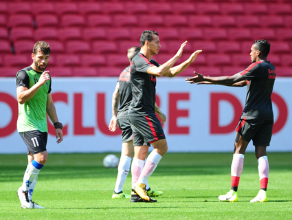 Leandro Damião (centro) marcou duas vezes no jogo-treino