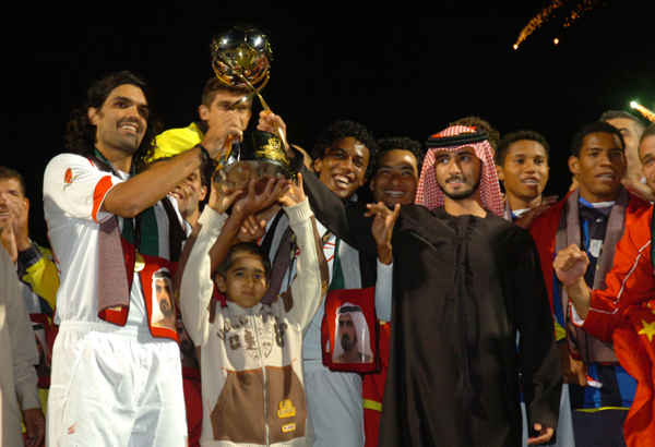 Fernandão com o troféu do Torneio de Dubai: Inter venceu o campeão alemão e o campeão italiano em 2008