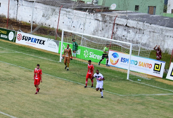 Jogador do Galo leva a bola para o meio-campo, após a equipe ter descontado em Santa Maria 