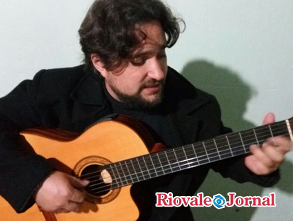 O pedagogo Ismael Gomes acompanha os músicos mineiros