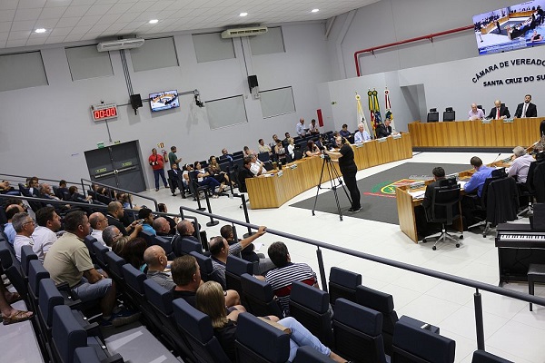 Entre os projetos está a aprovação do reajuste dos servidores municipais no percentual de 3% e R$ 15,00 no vale alimentação