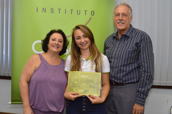 Carmen Lúcia De Lima Helfer e Iro Schünke na entrega do certificado a aluna Jaqueline Mantz