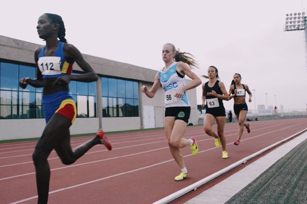 De camisa branca e celeste, atleta da equipe AMO representou a Unisc em São Paulo