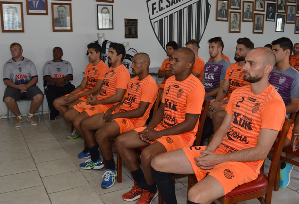 Jogadores acompanharam as explanações com toda seriedade