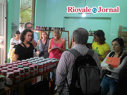  As dez jornalistas visitantes procuraram conhecer a realidade dos agricultores locais