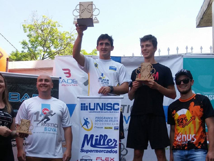 Juliano Kommer, centro da foto, venceu Rústica da Sova