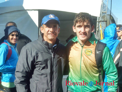 Juliano Kommer, à direita, e o atleta olímpico Vanderlei Cordeiro de Lima