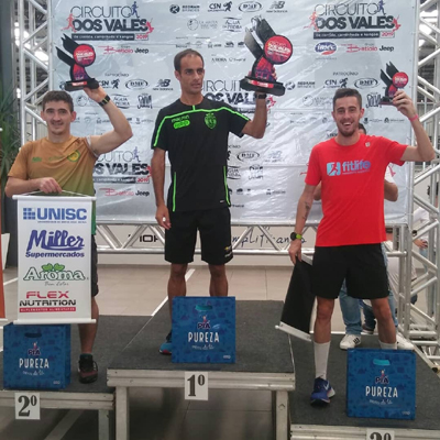 Kommer (à esquerda) subiu ao pódio