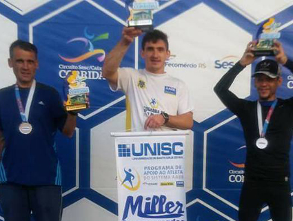 Juliano Kommer (centro da foto) celebrou vitória na Serra Gaúcha