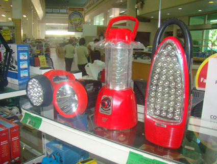 A Afubra tem v‡rias op›es de lanternas e lumin‡rias como as da imagem, da marca NSBAO, e que alŽm de iluminar funcionam como r‡dios port‡teis.