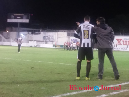 Com apenas um dia de trabalho, técnico Leco tentou organizar time do Galo, mas não pôde evitar a derrota