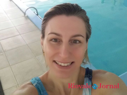 Lenara Teixeira, professora de natação, vai conduzir a tocha olímpica em Santa Cruz