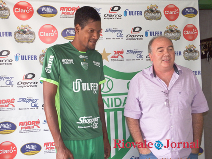 Léo Kanu, de 1,96m, é o novo zagueiro do Avenida, apresentado nesta terça pelo vice de futebol Jair Eich