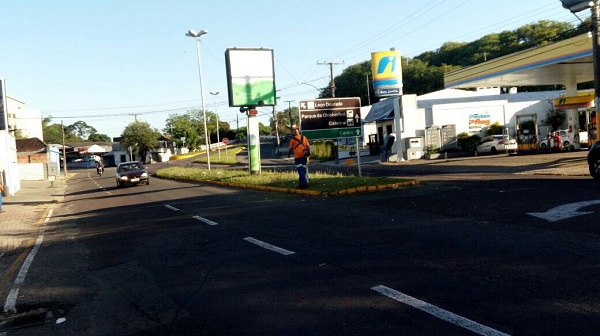 Na Avenida Euclides Kliemann, corte de grama e limpeza da via acontece na manhã de hoje