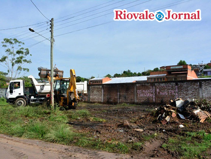 Limpeza geral e corte de grama foi feita no bairro