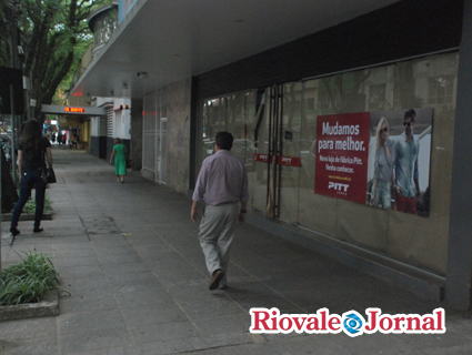 Vitrines cobertas e anúncio da loja mostram a mudança de endereço