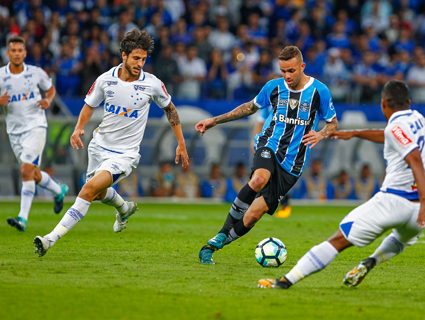 Nesta imagem, três jogadores do Cruzeiro estão atentos a Luan, grande talento do Grêmio: marcação do Cruzeiro se assemelhou às tradições do futebol gaúcho