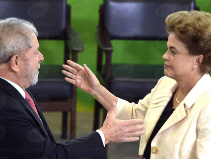 Lula e Dilma durante a solenidade de posse, que foi suspensa pela Justia