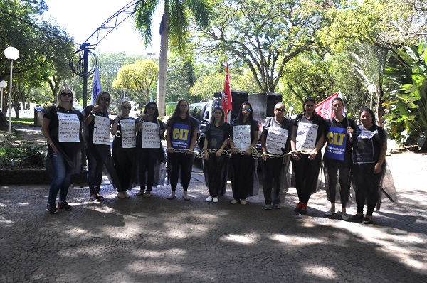 As mulheres estão representadas pelo preto para simbolizar o luto dos trabalhadores