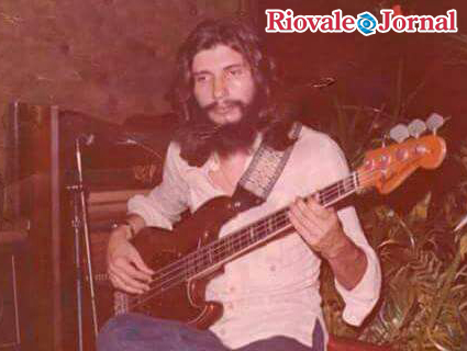 O maestro Carlos Procat em uma de suas apresentações 