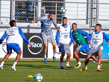 Volante Maicon (centro da foto, com colete branco) é opção do Grêmio para começar a partida no Mineirão